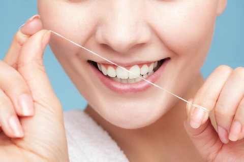 Dùng chỉ nha khoa mỗi ngày sau khi ăn để bảo vệ sức khỏe răng miệng