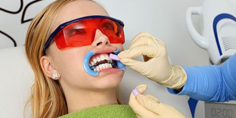 Tẩy trắng răng có đau không đều do bạn lựa chọn địa chỉ nha khoa có dụng cụ cách ly đảm bảo không